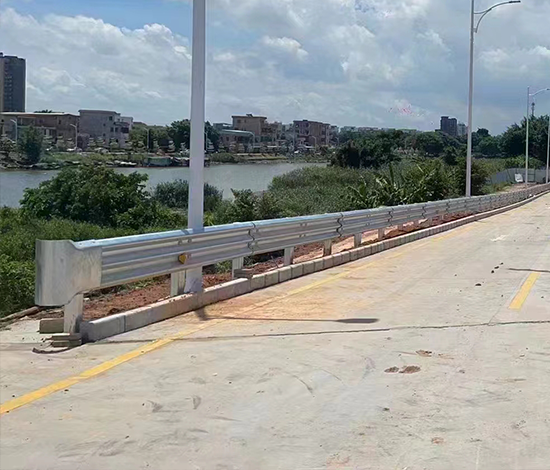 某道路周邊波形護欄